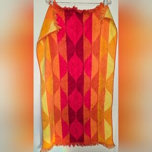 Vintage Colorful Waves Bath Towel